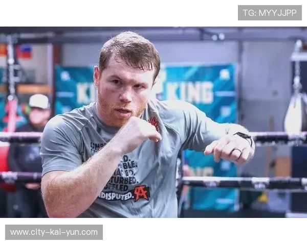 拳击重量级巨星重拳打中对手引发震动，赛场再掀风云